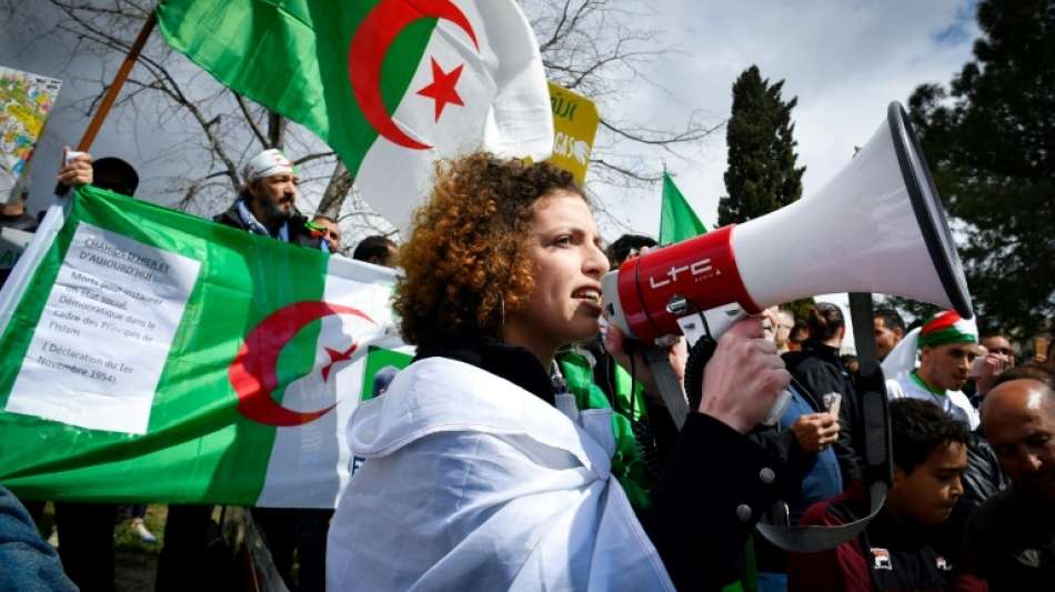 Algeriens Parlament ernennt Interimspräsidenten Bensalah (77)