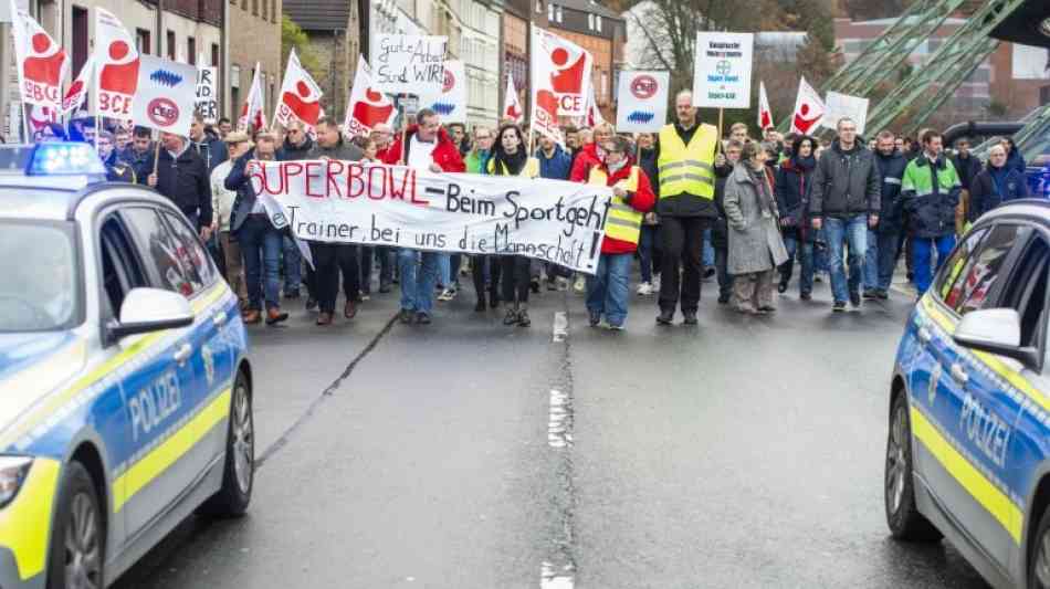 Bayer-Beschäftigte demonstrieren gegen Stellenabbau in Wuppertal