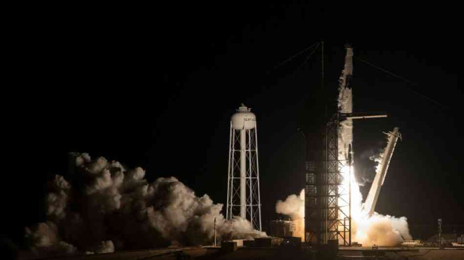 Bemannbare SpaceX-Raumkapsel dockt an Internationale Raumstation an