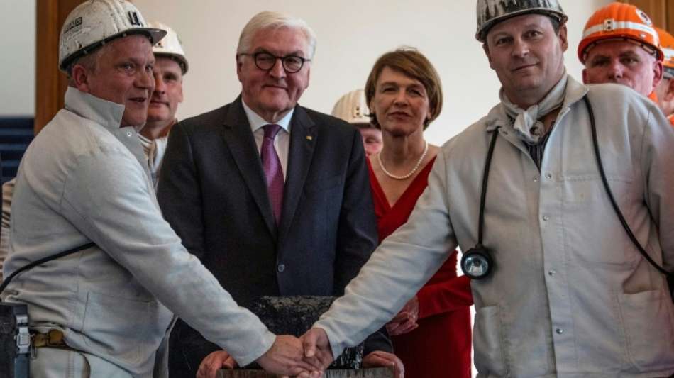 Bergleute übergeben Steinmeier letztes in Deutschland gefördertes Stück Steinkohle