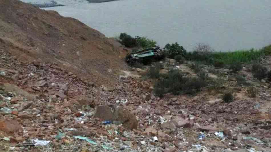 Polizei Tarapoto: Bus stürzt in Peru in Flussbett - Mindestens zehn Tote