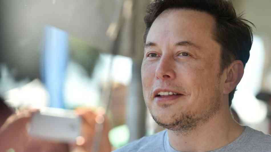 Elon Musk raucht Gras und spricht von "Explosionen" in seinem Kopf