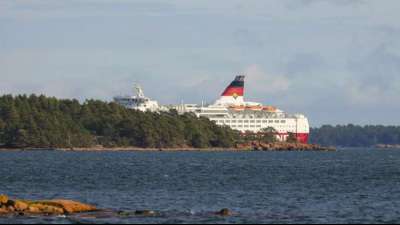 Finnisches Ausflugsschiff vor Ostseeinsel Aland auf Grund gelaufen