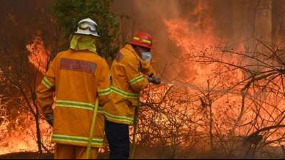 Menschen im Osten Australiens fliehen vor herannahenden Buschbränden