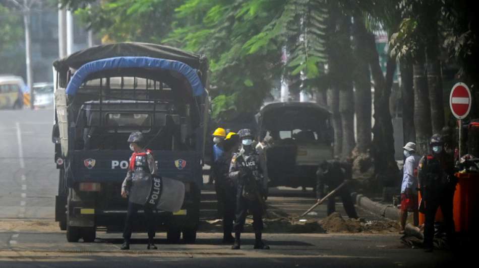 &Auml;rzte protestieren gegen Gewalt der Junta-Diktatur in Myanmar