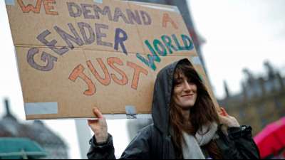 Weltwirtschaftsforum: Corona hat Gleichberechtigung um Jahrzehnte zur&uuml;ckgeworfen