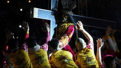 Hunderttausende Katholiken nehmen an Christus-Prozession in Manila teil