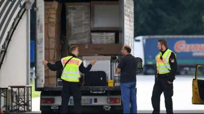 Seehofer verlängert Grenzkontrollen zu Österreich wegen Migrationslage