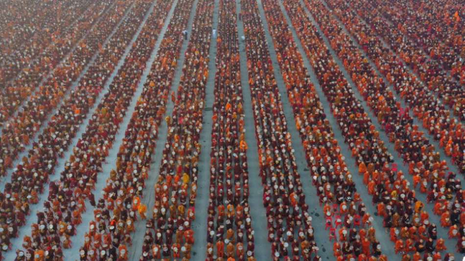 30.000 buddhistische Mönche versammeln sich bei Almosen-Veranstaltung in Myanmar