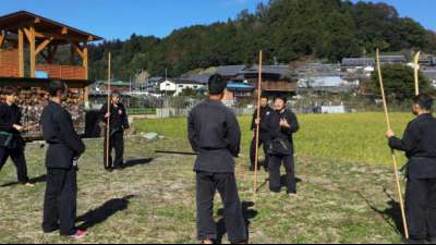Erster Student in Japan mit offiziellem Ninja-Abschluss ausgezeichnet