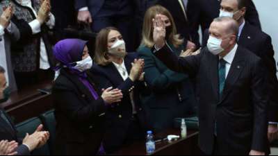 Erdogan verk&uuml;ndet Steuererlass f&uuml;r knapp eine Million Kleinunternehmer