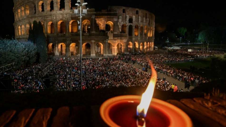 Papst begeht Kreuzwegprozession mit tausenden Gläubigen