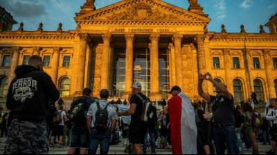 Bericht: Nach Erst&uuml;rmung von Reichstagstreppe 34 Verfahren gegen 40 Verd&auml;chtige