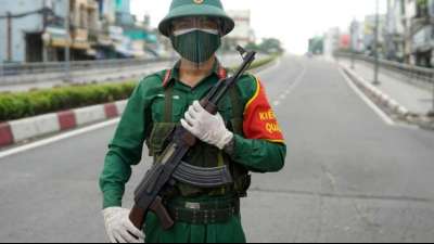 Polizei in Vietnam entdeckt 15 Corona-"Fl&uuml;chtlinge" in K&uuml;hllaster