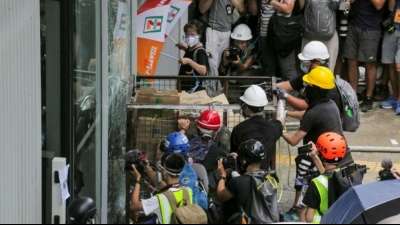 Hongkong: Demonstranten versuchen Regierungssitz zu stürmen