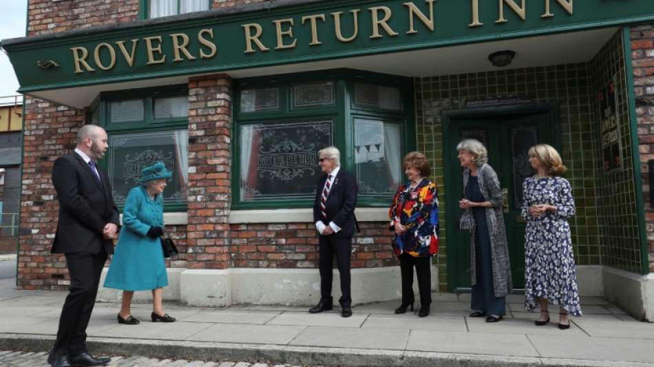 Elizabeth II. besucht Set von "Coronation Street"