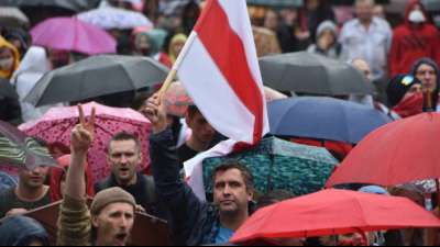 Anhänger der Opposition sowie Lukaschenkos demonstrieren erneut in Minsk