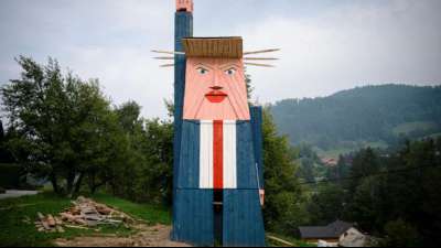 Trump-Holzfigur in slowenischem Dorf niedergebrannt