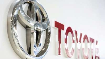 Toyota hebt Gewinnprognose trotz Produktionskürzungen an 