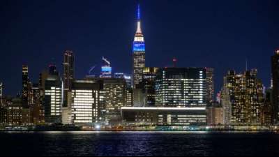 Empire State Building zu Ehren von Josephine Baker beleuchtet