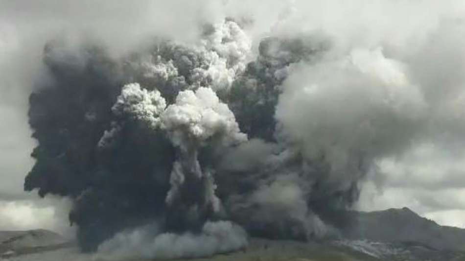 Tausende Meter hohe Aschewolke von japanischem Vulkan Aso