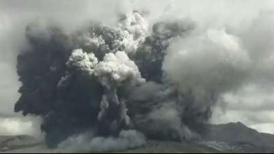 Tausende Meter hohe Aschewolke von japanischem Vulkan Aso