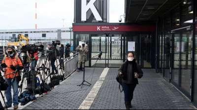 Polizeiaufgebot vor R&uuml;ckkehr Nawalnys am Moskauer Flughafen Wnukowo