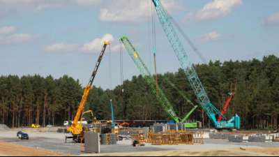 Kritik an Genehmigungsverfahren wegen verz&ouml;gerten Starts der Tesla-Fabrik