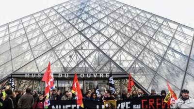 Streikaktion vor dem Louvre erzürnt Touristen