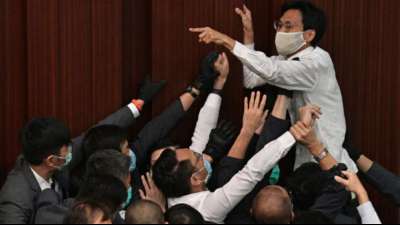 Sieben Oppositionspolitiker nach Tumulten im Hongkonger Parlament festgenommen