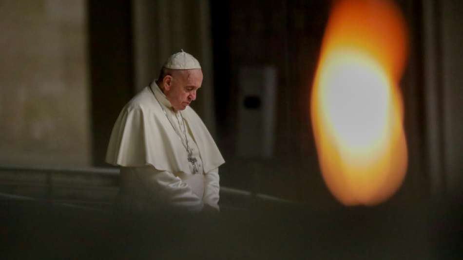 Papst begeht Kreuzwegprozession wegen Corona-Krise auf menschenleerem Petersplatz