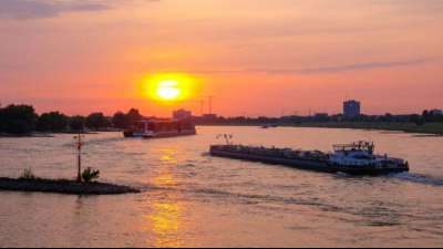 Greenpeace misst erh&ouml;hten Mikoplastik-Anteil an Industrieanlagen am Rhein