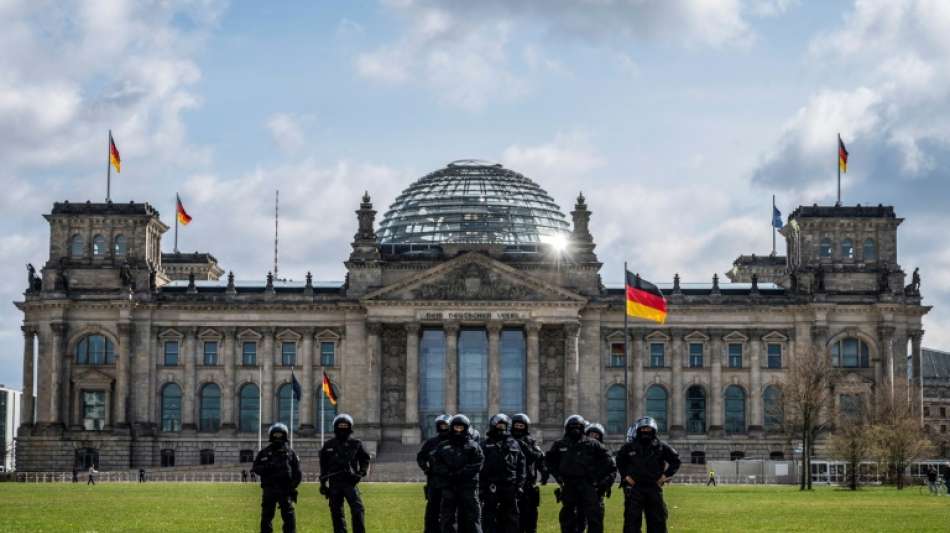Mann wirft mit Steinen auf Reichstagsgebäude und beschädigt Eingangstür