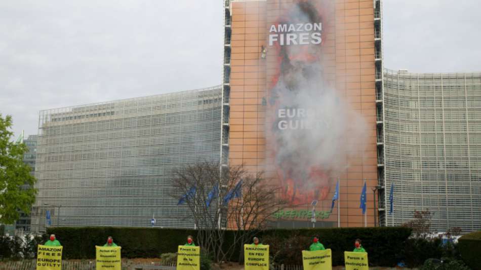 Greenpeace-Aktion mit riesigem Protestbanner an Gebäude von EU-Kommission