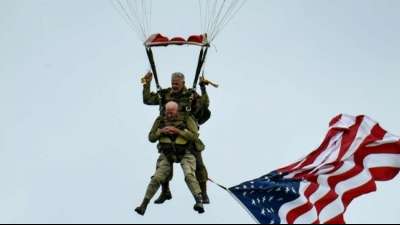 97-jähriger US-Veteran springt zum D-Day erneut mit Fallschirm ab