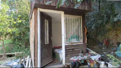 Paar in Ungarn sperrt Seniorin anderthalb Jahre in Gartenhaus ein