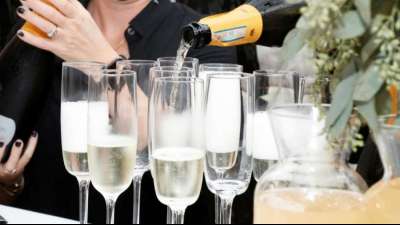 Frankreich erzielt im Champagnerstreit mit Russland Aufschub bis Jahresende
