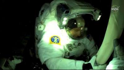 ISS-Astronauten installieren bei Au&szlig;eneinsatz neue Sonnensegel