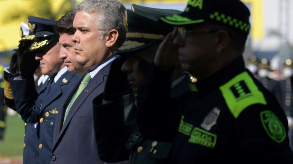 Kolumbianische Polizeisch&uuml;ler posieren bei offizieller Feier als Nazis