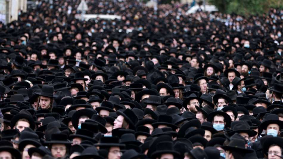 Tausende Ultraorthodoxe in Israel missachten für Bestattung von Rabbi Lockdown