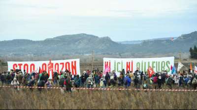 Hunderte Menschen protestieren in Frankreich gegen Expansionspl&auml;ne von Amazon