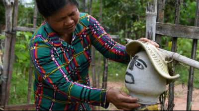 Bauern in Kambodscha stellen Vogelscheuchen zum Schutz vor Corona auf