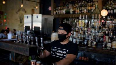 Texas schließt wegen rasantem Anstieg von Corona-Infektionen wieder die Bars