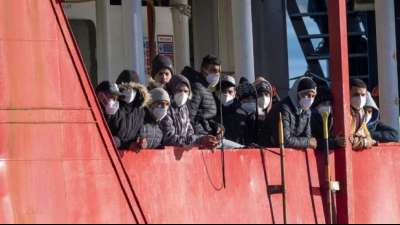 Hunderte Migranten k&ouml;nnen auf Sizilien von Bord gehen