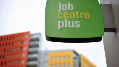 Zahl der Arbeitslosen in Großbritannien steigt in Corona-Krise auf Rekord 