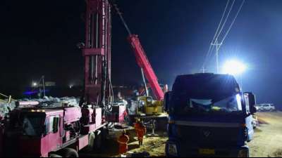 Rettungskr&auml;fte verbreitern Schacht f&uuml;r in China versch&uuml;ttete Bergleute
