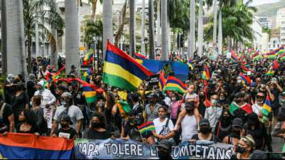 Zehntausende fordern nach Ölkatastrophe vor Mauritius Rücktritt der Regierung