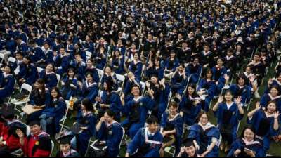 Tausende Studenten ohne Corona-Schutzma&szlig;nahmen bei Absolventenfeier in Wuhan 
