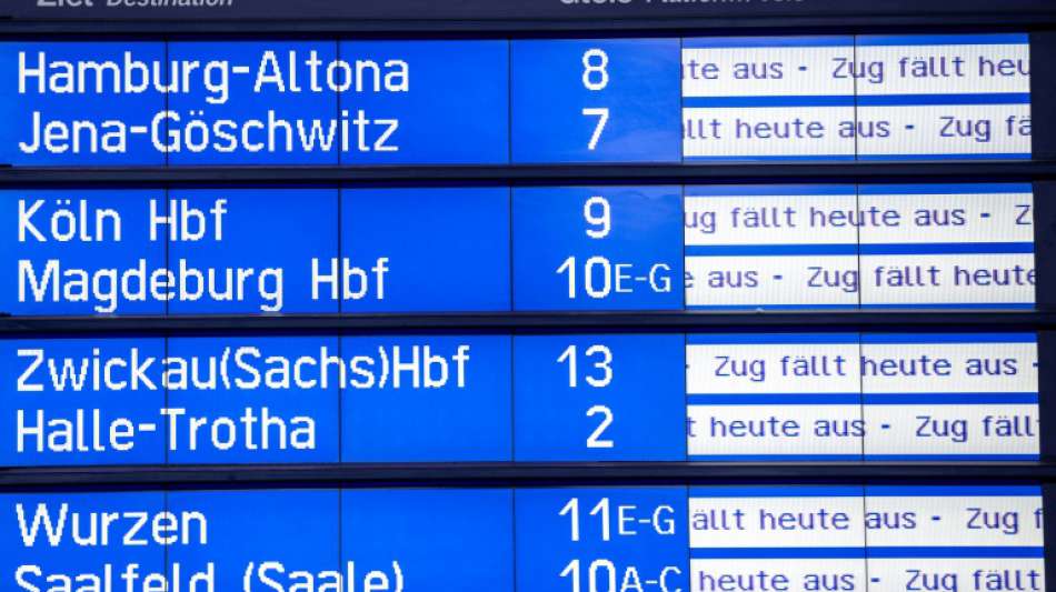Schneemassen und Eis beeintr&auml;chtigen auch am Dienstag teilweise noch Bahnverkehr