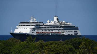 Von Coronavirus betroffenes Kreuzfahrtschiff "Zaandam" erreicht Hafen in Florida